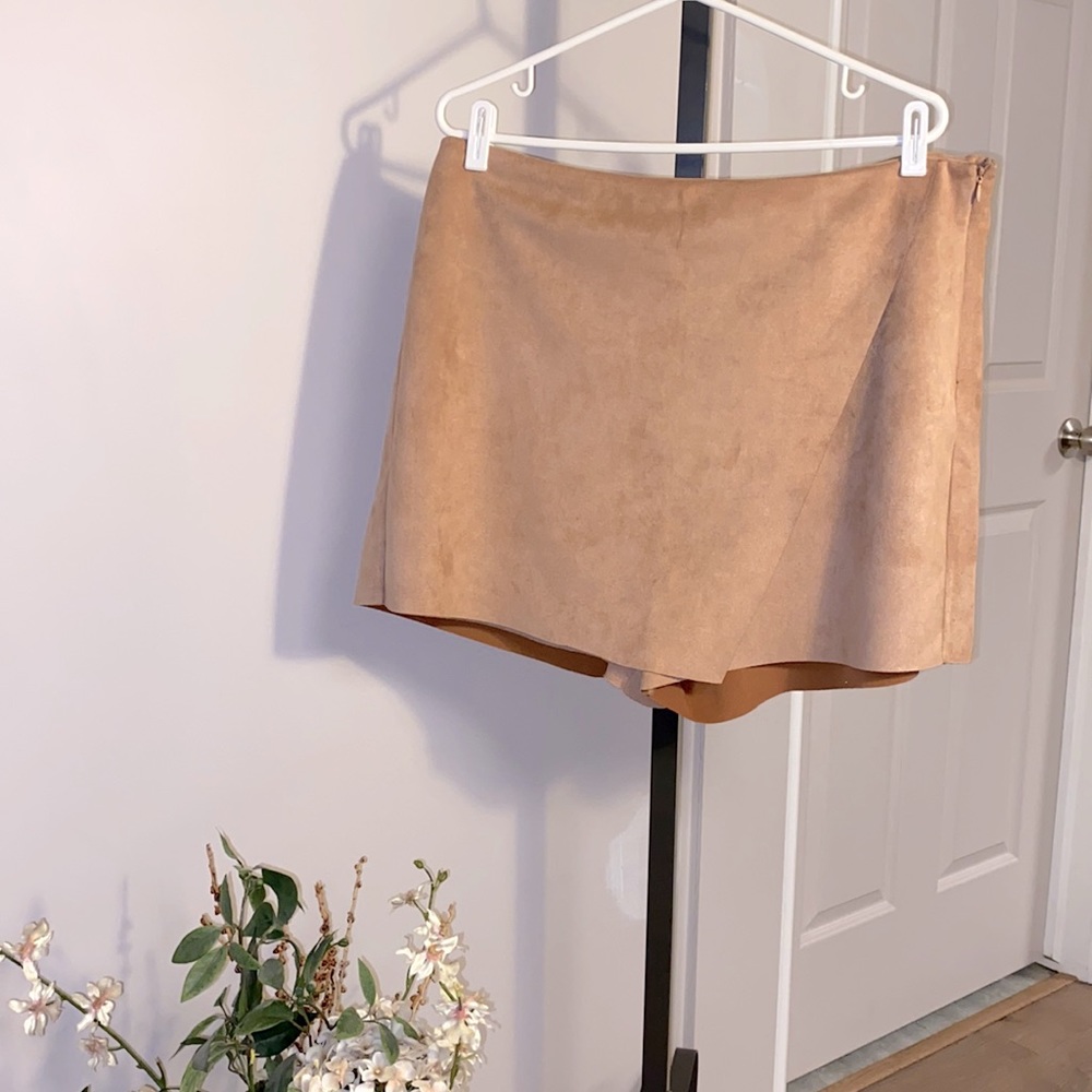 Gorgeous tan faux suedes skort